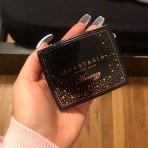 Anastasia Beverly Hills Amrezy Highlighter